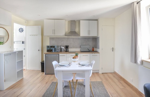 Bernieres-sur-Mer Apartment | Le Haut de la Roseraie - Studio avec vue mer