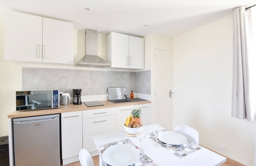 Bernieres-sur-Mer Apartment | Le Haut de la Roseraie - Studio avec vue mer