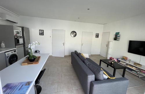 Villetelle Apartment | Le Lou Clapas Self-contained apartment with courtyard