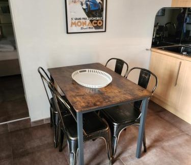 Beausoleil Apartment | Le Mas d'Angeline - Vue mer jardin commun parking voiture obligatoire 10min voiture Monaco route étroite pente raide croisement limité voir photos - Sea view shared garden parking car mandatory 10min car Monaco narrow steep road limited passing see photos