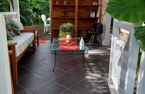 Saint-Paul Apartment | Le P'tit Appart D'anne, un Moment de Détente Dans un Jardin Arboré