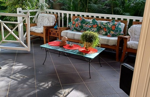 Saint-Paul Apartment | Le P'tit Appart D'anne, un Moment de Détente Dans un Jardin Arboré