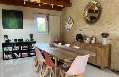 Commes House | Le So Art, grande maison 4 chambres, terrain de pétanque, grand jardin clos, flipper, babyfoot, jeux Arcade, ping pong,1 km mer, proche golf, Port en Bessin, Bayeux et plages du débarquement, adaptée enfants