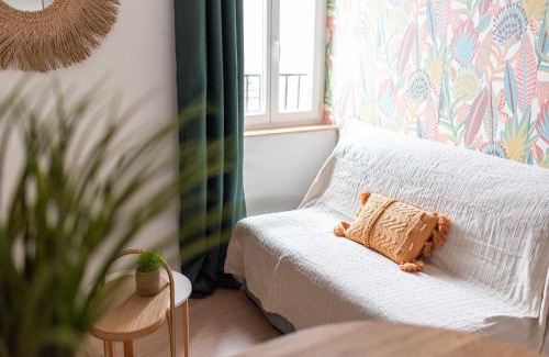Mazamet Apartment | Le Tropical : T2 rénové Ambiance Cosy et Colorée