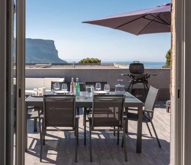 Cassis Apartment | Le Vallat vue mer cassis terrasse privative spa jacuzzi barbecue calanques