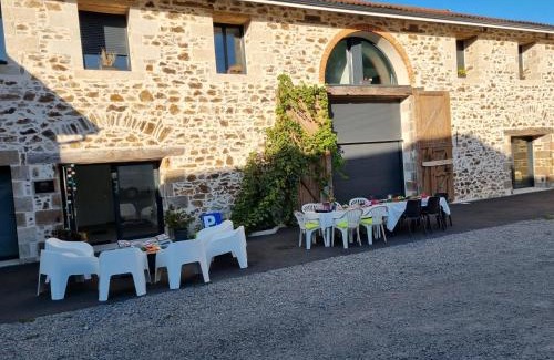 Limoges Apartment | Le voyage à travers les flots