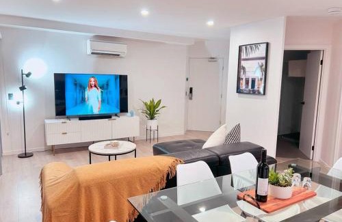 Morningside Apartment | Leafy & Quiet Apt with Big Balcony, Parking & 65" TV