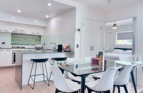 Morningside Apartment | Leafy & Quiet Apt with Big Balcony, Parking & 65" TV