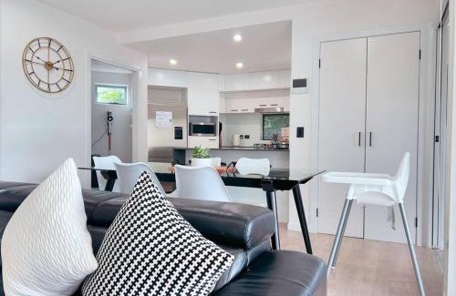 Morningside Apartment | Leafy & Quiet Apt with Big Balcony, Parking & 65" TV
