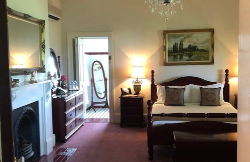 Leconfield Bed & Breakfast | Leconfield House heritage luxury hotels, views of the Hunter Valley, built 1872