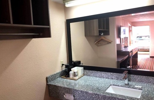 Gallatin Hotel | Legacy Inn Sumner