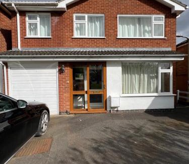 Oadby House | Leicester Oadby 4 bed home, 8 guests, park 5 cars