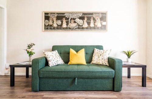 Oadby House | Leicester Oadby 4 bed home, 8 guests, park 5 cars