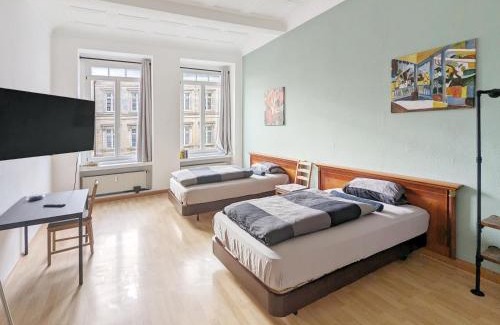 Zentrum-Sued Apartment | Leipzig Zentrum, Schnelles WLAN, TVs in allen 5 Zimmern, Self-Check-in, 5 Riesige Zimmer für große Gruppen, Aufzug