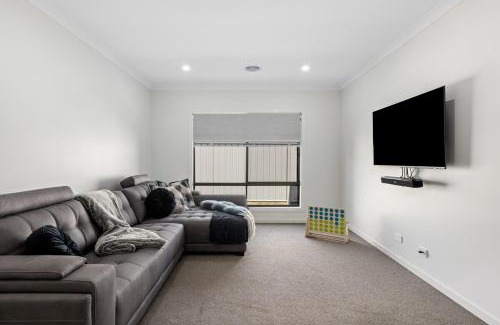 Leneva House | Leneva Spacious & Stylish Stay