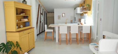 La Reole House | "Les Chacobins" - appart'étape avec Garage Vélos