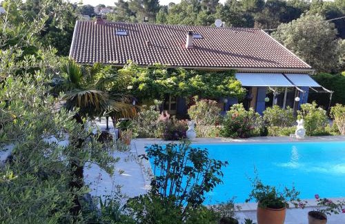 Belcodene Bed & Breakfast | Les Chambres Manon en Provence - Piscine, Spa, Tennis