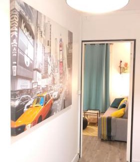 Massy Apartment | Les Clés du Bonheur by Beds4Wanderlust, 47m2 avec Terrasse privative & Parking-RER B TGV 10min-Orly 20min