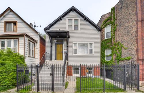 Woodlawn Apartment | Less Than 2 Mi to UChicago Cozy Couples Getaway with Yard