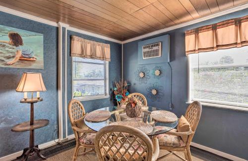 College Park Apartment | Less Than 3 Mi to Golf and Swim Cozy Oasis in Lake Worth!