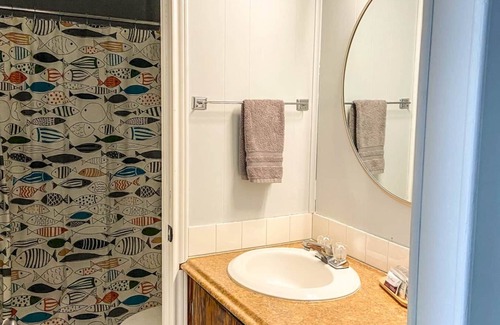 Quitman Hotel | Less than a mile from Lake Fork-UPDATED-Bowfin Bungalow-Rm 3