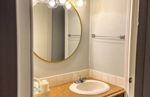 Quitman Hotel | Less than a mile from Lake Fork-UPDATED-Sunfish Stay-Rm 2