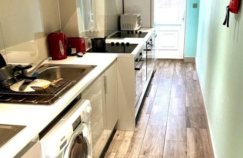 Pinkwell Apartment | Letzi private en-suite, Near Heathrow Airport T3