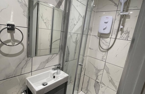 Pinkwell Apartment | Letzi private en-suite, Near Heathrow Airport T3