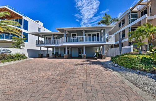 Sarasota Apartment | Lido Key Hideout w/Patio & Yard + Walk to Beach!