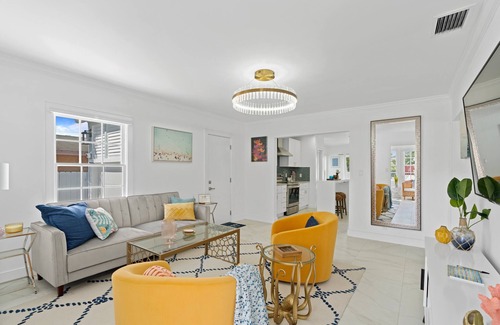 Pinewood Park House | Life’s a Beach- Swimming Pool, Tiki Bar & Putting Green- 1 Block from the Ocean!