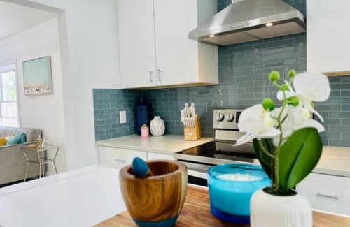 Pinewood Park House | Life’s a Beach- Swimming Pool, Tiki Bar & Putting Green- 1 Block from the Ocean!