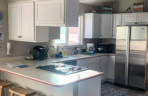 Baywood Park House | Light and airy sanctuary one block from the water