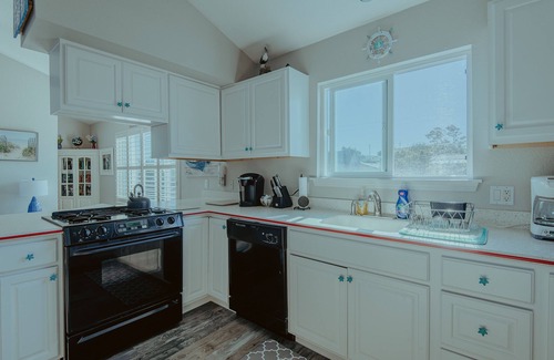 Baywood Park House | Light and airy sanctuary one block from the water