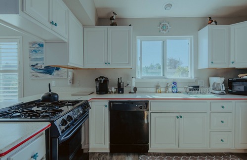 Baywood Park House | Light and airy sanctuary one block from the water