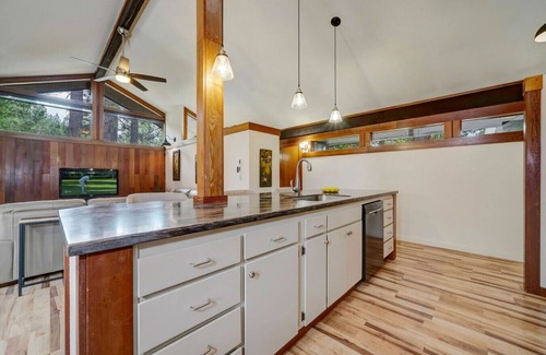 Graeagle Condo | Light, Bright & Beautifully Updated in Graeagle Meadows
