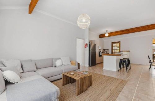 Dawesville House | Light & Bright Pet Friendly Beachside Haven in Old Dawesville