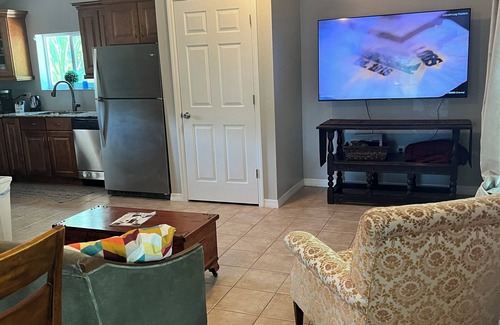 Indian Beach Sapphire Shores Cottage | Light filled walk to bay 1 King BR,1 BA private cottage by the Ringling Museum