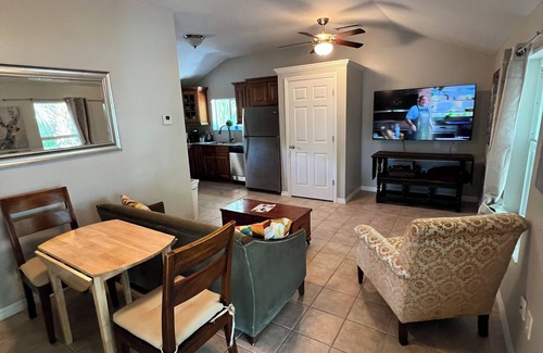 Indian Beach Sapphire Shores Cottage | Light filled walk to bay 1 King BR,1 BA private cottage by the Ringling Museum