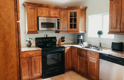 Indian Beach Sapphire Shores Cottage | Light filled walk to bay 1 King BR,1 BA private cottage by the Ringling Museum