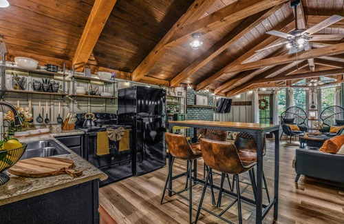 Townsend Cabin | Light'n Bug Bungalow 1 Bedroom Cabin by RedAwning