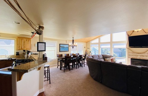 Agate Beach House | Lighthouse and Ocean Views. Ask about Winter Specials!