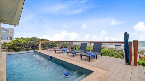 Folly Beach House | Lighthouse by AvantStay Beachfront View Home w Pool Table Ping Pong