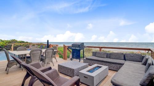 Folly Beach House | Lighthouse by AvantStay Beachfront View Home w Pool Table Ping Pong