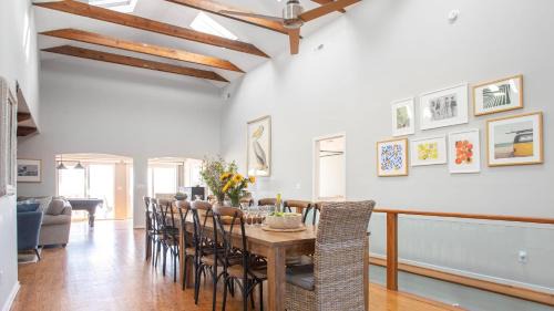 Folly Beach House | Lighthouse by AvantStay Beachfront View Home w Pool Table Ping Pong