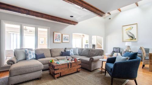 Folly Beach House | Lighthouse by AvantStay Beachfront View Home w Pool Table Ping Pong