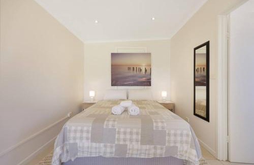 Warrnambool Apartment | Lil Greenviews, studio room with queen bed