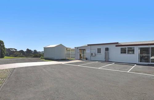 Warrnambool Apartment | Lil Greenviews, studio room with queen bed