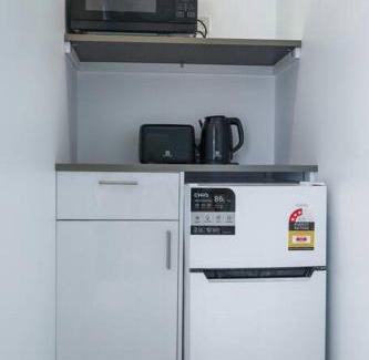 Warrnambool Apartment | Lil Greenviews, studio room with queen bed