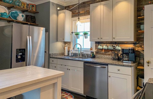 Cape Charles House | Lil' Ms. Clementine 2-bedroom home in Historic District with Golfcart option