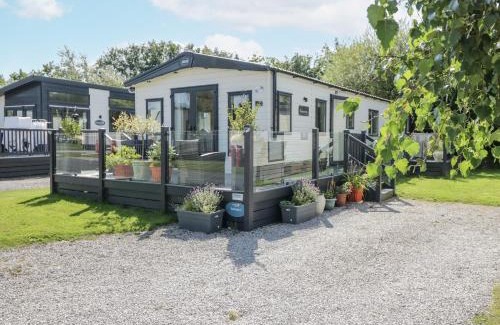 Tewitfield House | Lilac Lodge